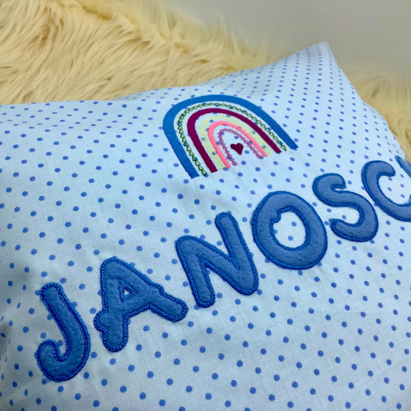 Namenskissen-Hülle mit Regenbogen und Wunschname als Namensapplikation bestickt 40x40 cm